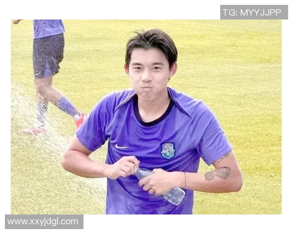 足球明星亲手扔出的足球背后的故事与梦想之旅